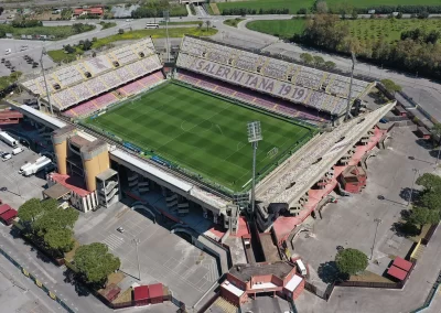 LAVORI DI MANUTENZIONE STRAORDINARIA DELL’IMPIANTO DI AMPLIFICAZIONE SONORA DELLO STADIO “ARECHI” E TRATTAMENTO ARIA ALL’INTERNO DELLA PISCINA “SIMONE VITALE”, NONCHE’ REALIZZAZIONE DI RECINZIONE NELLE AREE DI SERVIZIO ESTERNE ALLO STADIO.